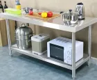 Grace Hotel Restaurant Equipo de cocina personalizado Mesa de trabajo de acero inoxidable fuerte Mesa de operaciones de tres capas - Ponerse de pie - foodmachtech