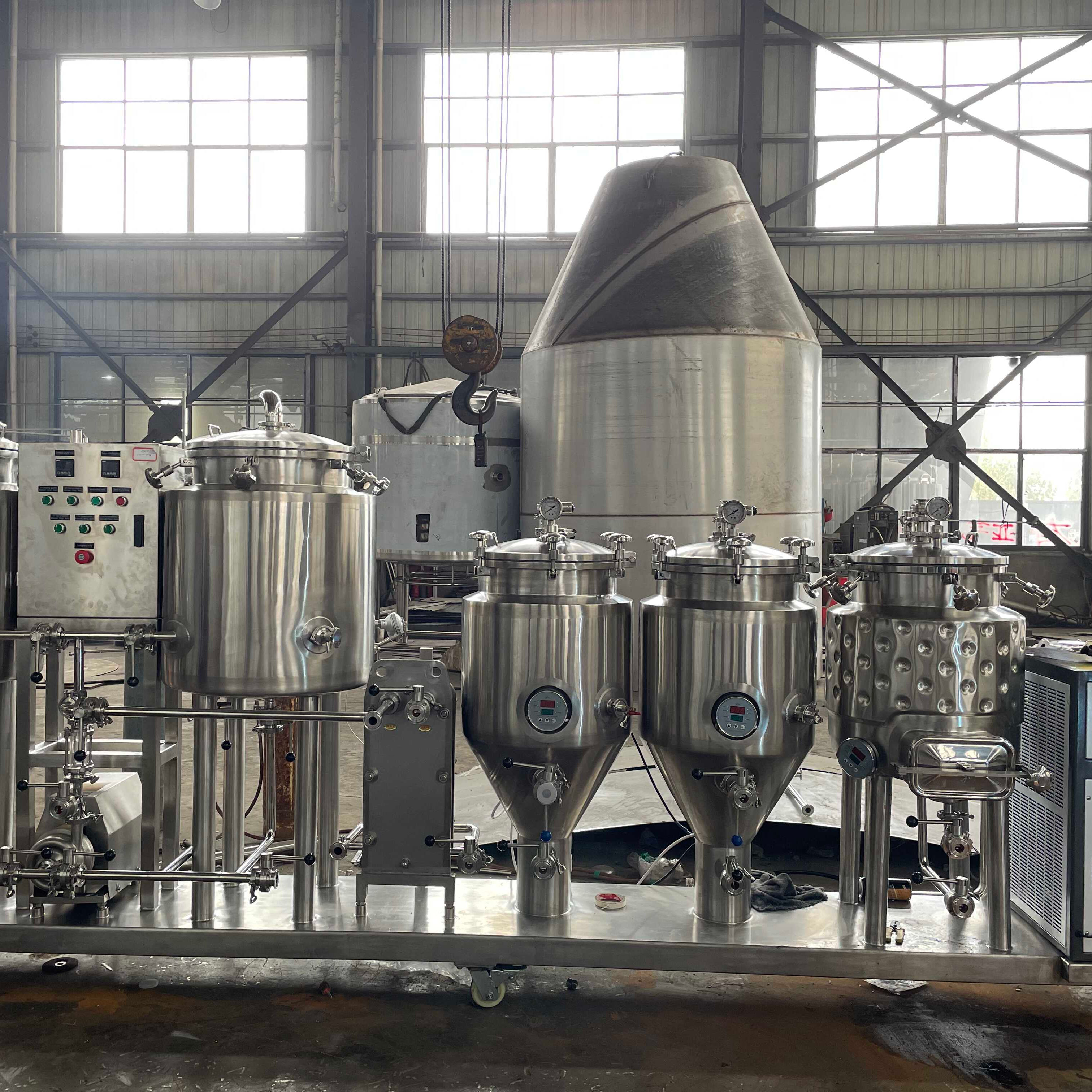 SUS 304 بيرة 200 لتر-2000 لتر حالة جديدة تخمير خزان BBT الروم الكحول الحرفية مضخة البيرة الأساسية تقطير