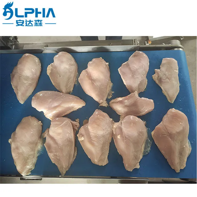 Pulendo la pelle della carne di pollo che scuoia la sbucciatrice per il collo di pollo - Pelapatate - foodmachtech