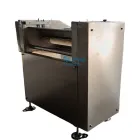 Pulendo la pelle della carne di pollo che scuoia la sbucciatrice per il collo di pollo - Pelapatate - foodmachtech