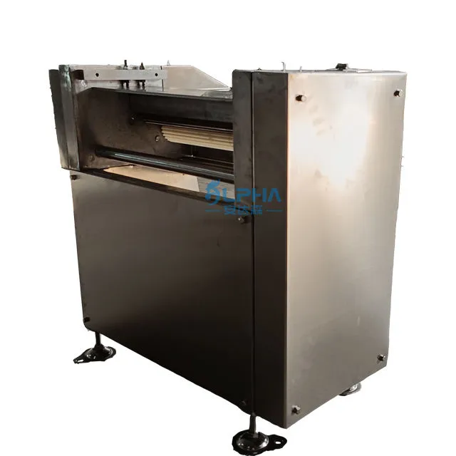Pulendo la pelle della carne di pollo che scuoia la sbucciatrice per il collo di pollo - Pelapatate - foodmachtech