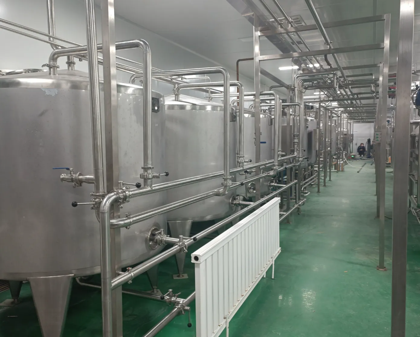 Linha De Produção De Bebida De Suco De Pequena Escala Linha De Processamento De Suco De Capacidade 2000 Bph - Linha Produção Bebidas - foodmachtech