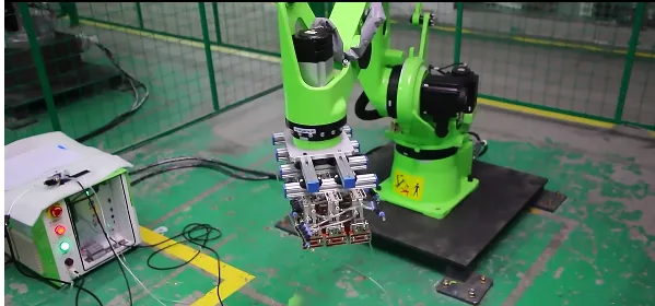 Robot di imballaggio personalizzabile per il processo di produzione Componenti di base della linea con motore del cambio utilizzato per l'imballaggio del prodotto - Sistema di controllo automatizzato - foodmachtech