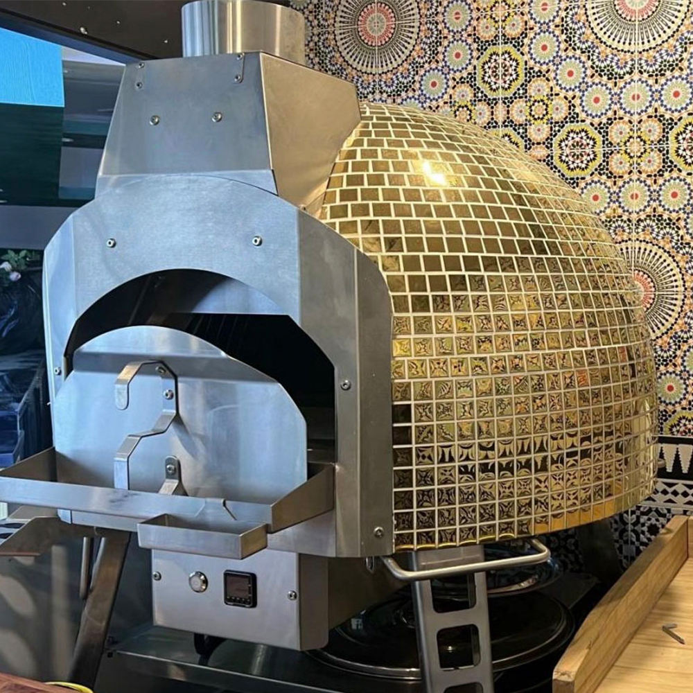 屋外の木炭とガスのピザオーブンと薪で焼いた食事