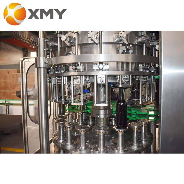 ماكينة تعبئة خط تعبئة المشروبات الغازية لصنع مياه الصودا والمشروبات الغازية الأوتوماتيكية على نطاق صغير