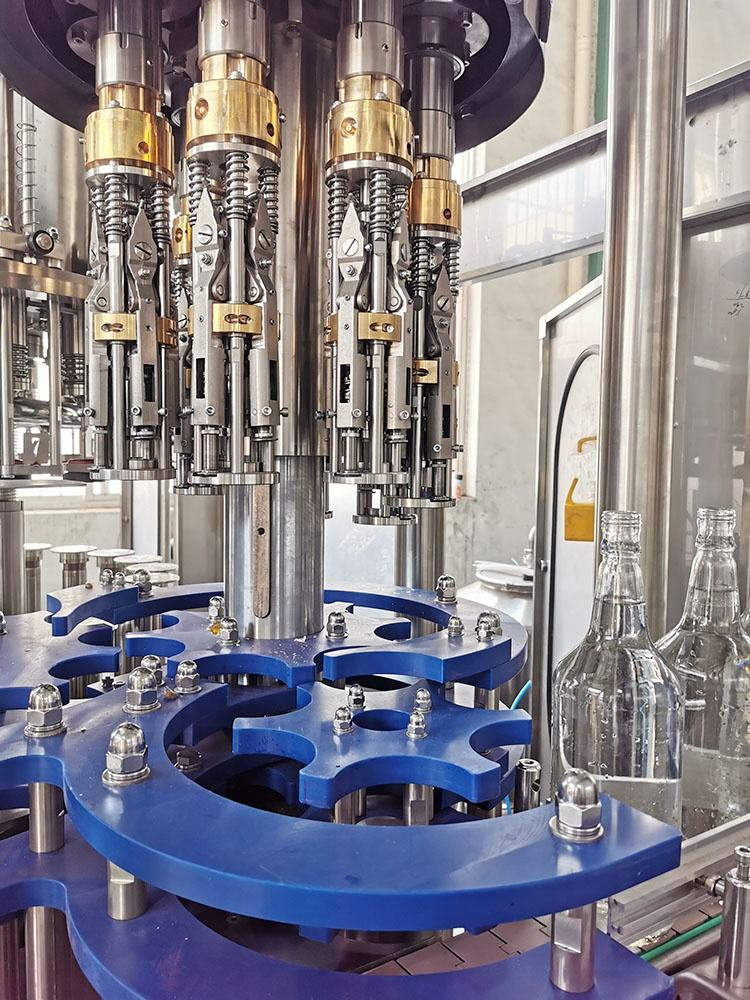 آلة إنتاج وتعبئة المشروبات الغازية وإعداد المشروبات الغازية والمياه الغازية ، آلة تعبئة زجاجات الصودا الزجاجية