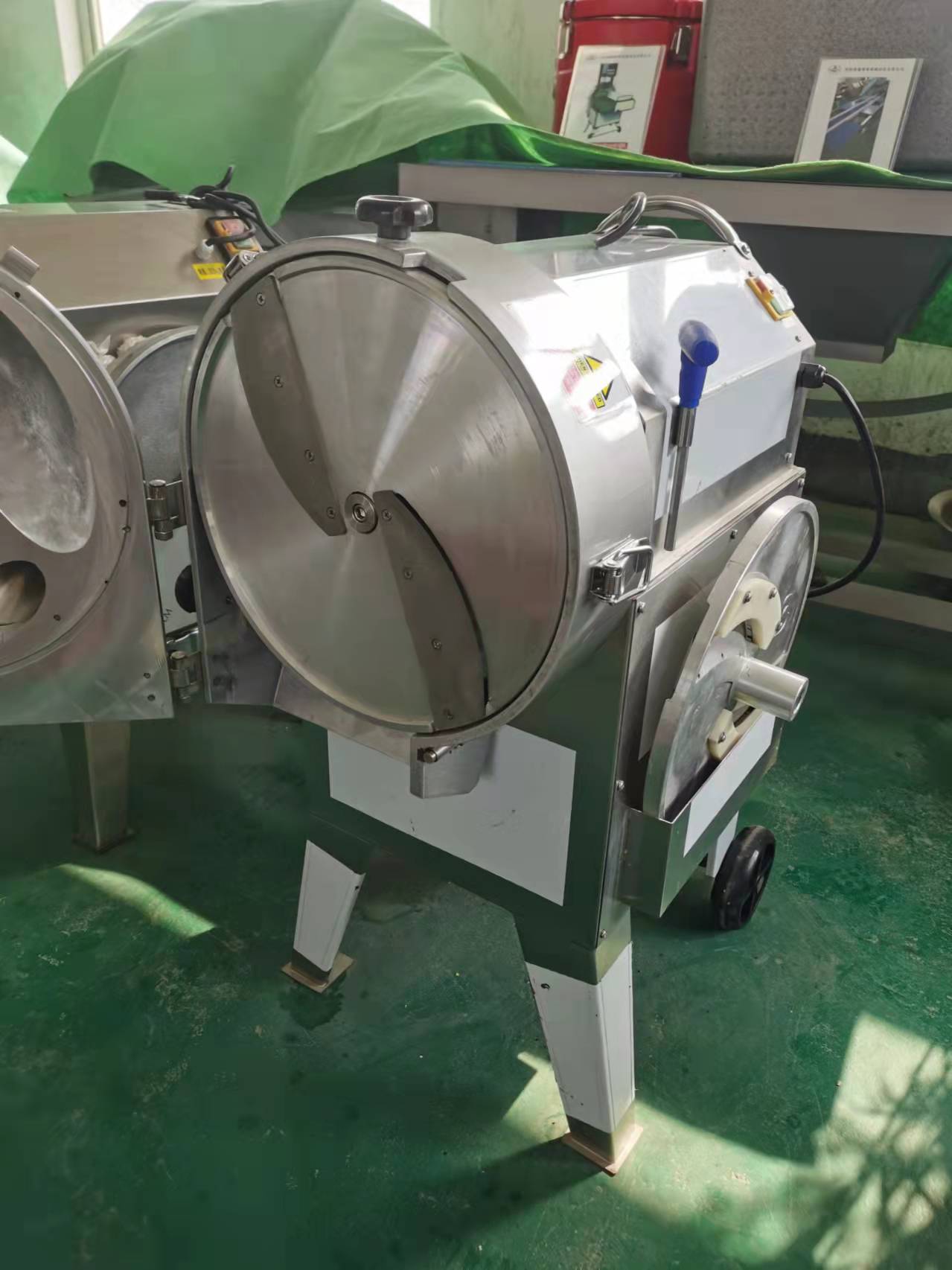 Uma máquina para triturar, cortar e cortar a raiz da árvore e os vegetais do caule.