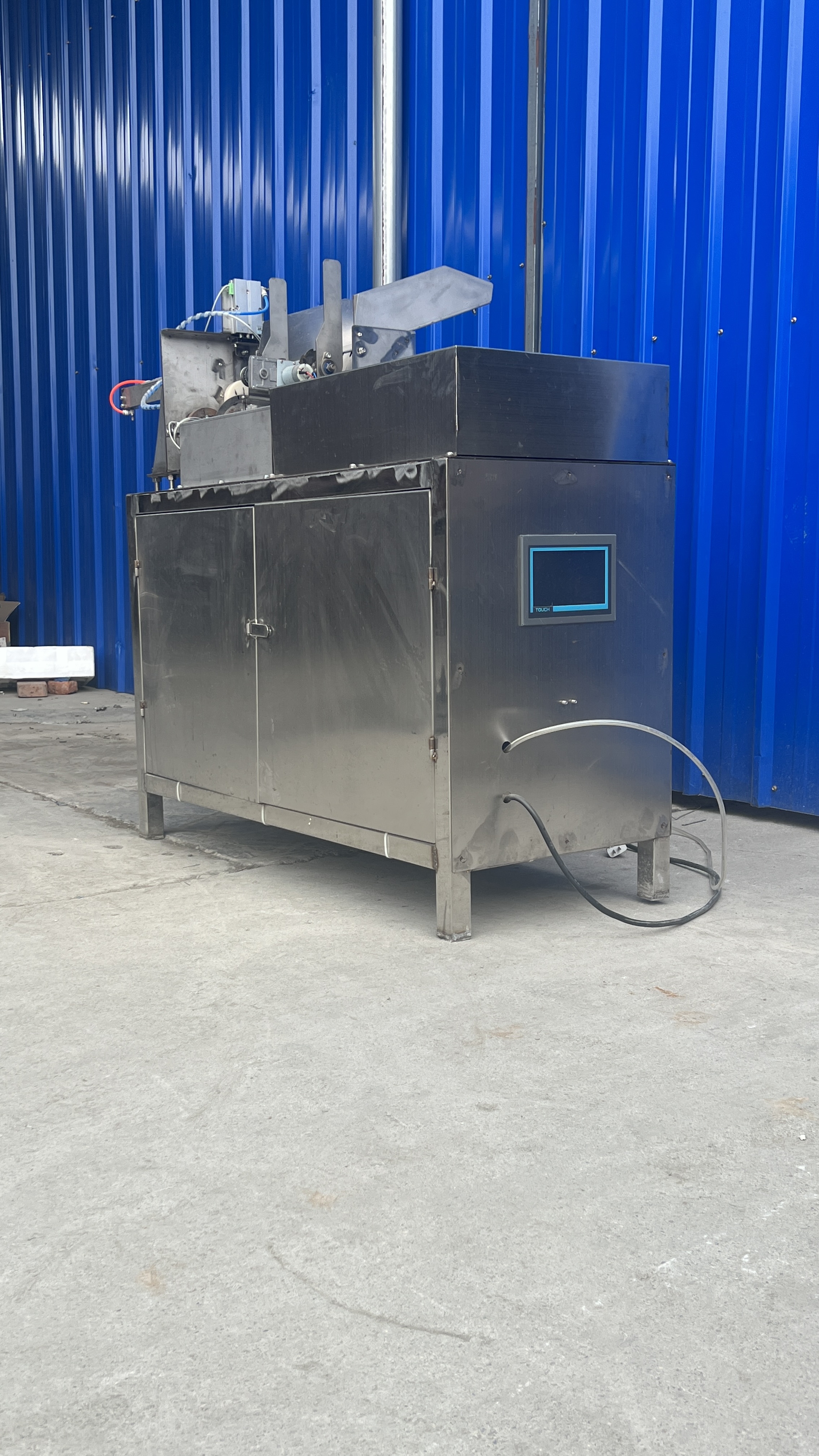 Máy cắt ren và kéo hoa 1