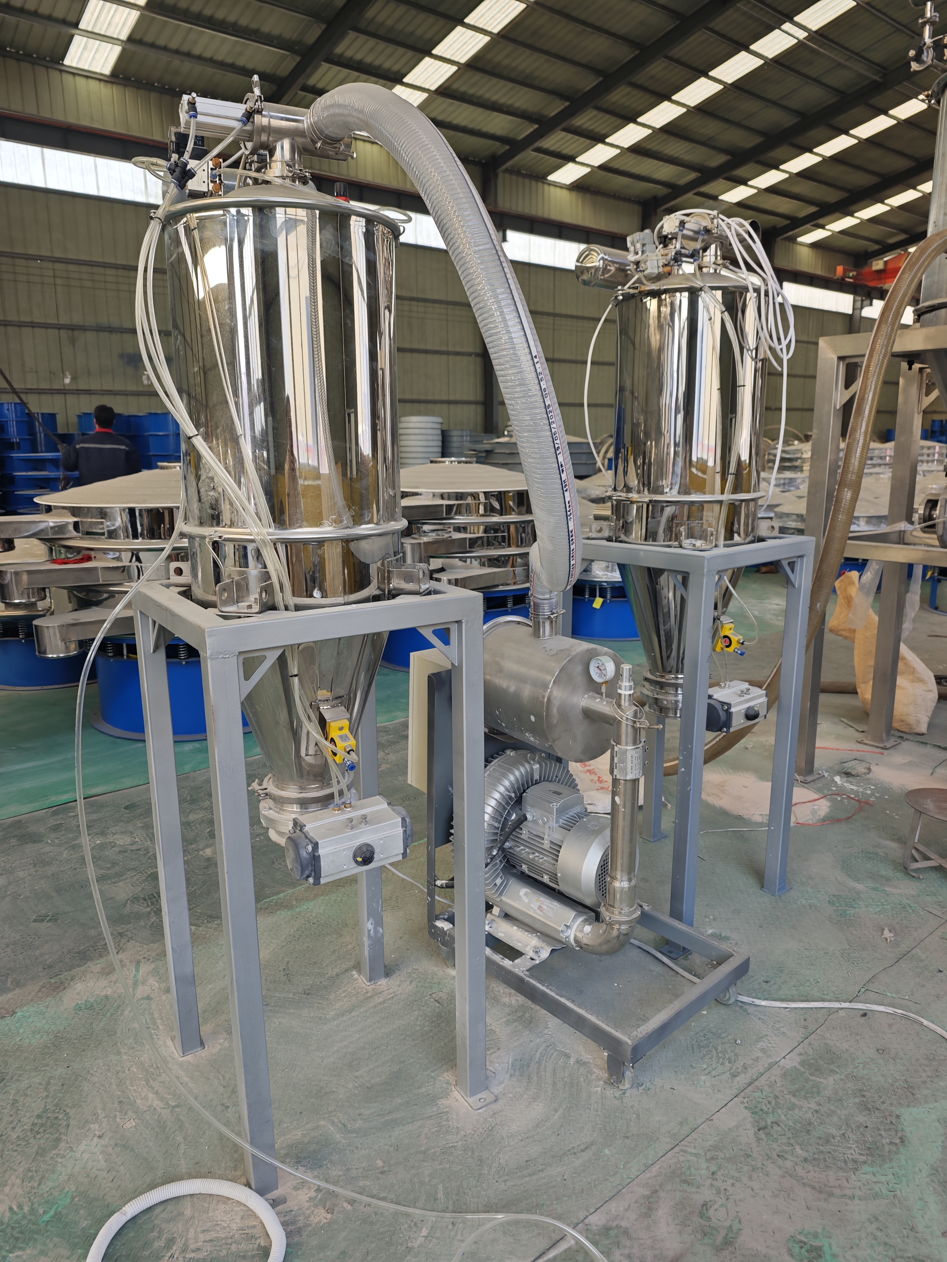 Small vacuum feeder
