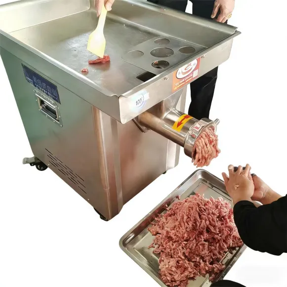 Свежее мясо и замороженное мясо мясорубки.