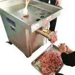 Свежее мясо и замороженное мясо мясорубки. - Мясорубка - foodmachtech