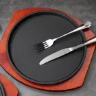 Piatto di bistecca sfrigolante con base in legno - Utensili da cucina - foodmachtech