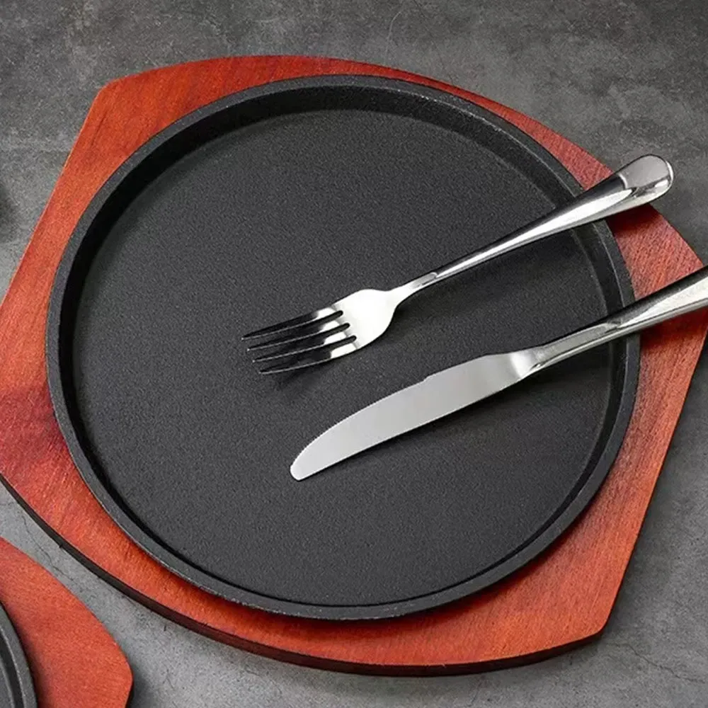 Piatto di bistecca sfrigolante con base in legno - Utensili da cucina - foodmachtech