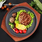 Piatto di bistecca sfrigolante con base in legno - Utensili da cucina - foodmachtech