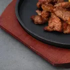 Piatto di bistecca sfrigolante con base in legno - Utensili da cucina - foodmachtech