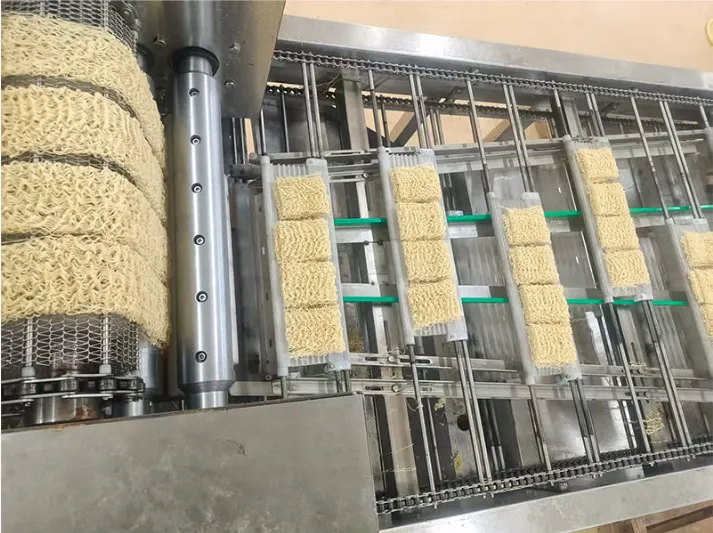 Linea di produzione fritta industriale della tagliatella istantanea | Acciaio inossidabile 304, 30000-250000 pc/8h - Linea di produzione della tagliatella istantanea - foodmachtech