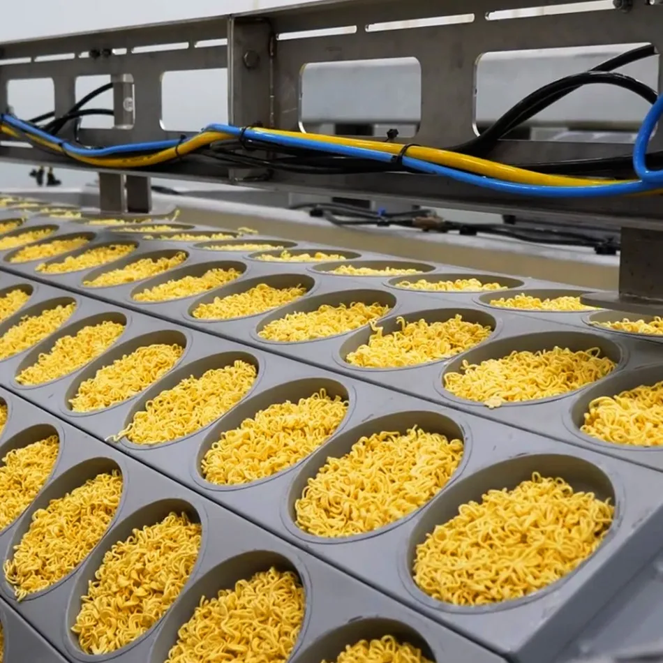 Linea di produzione fritta automatica completa della tagliatella istantanea con il sistema di riscaldamento a vapore - Linea di produzione della tagliatella istantanea - foodmachtech