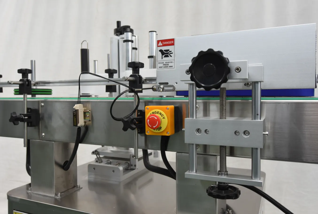 High-Precision Automatic Detection and Adjustment Labeling Machine for Round Bottles - Labeling Machine - foodmachtech